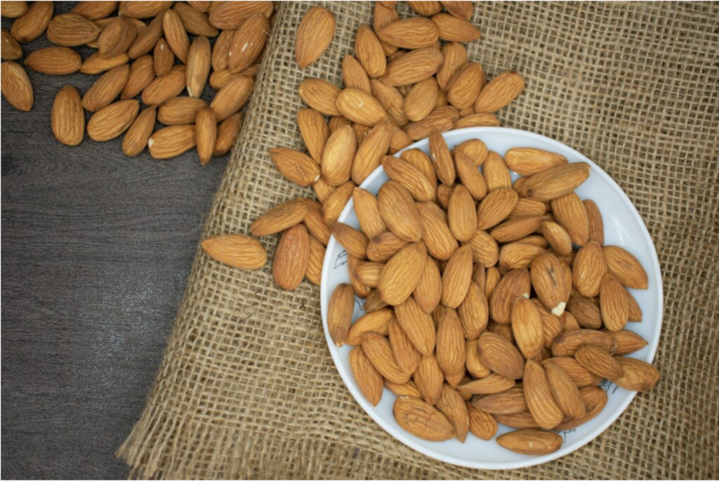 amandes dans une assiette