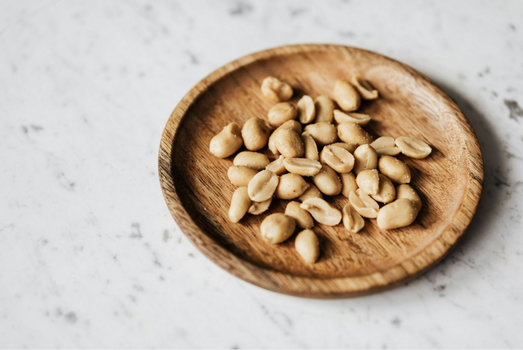 cacahuete riche en protéine dans une assiette