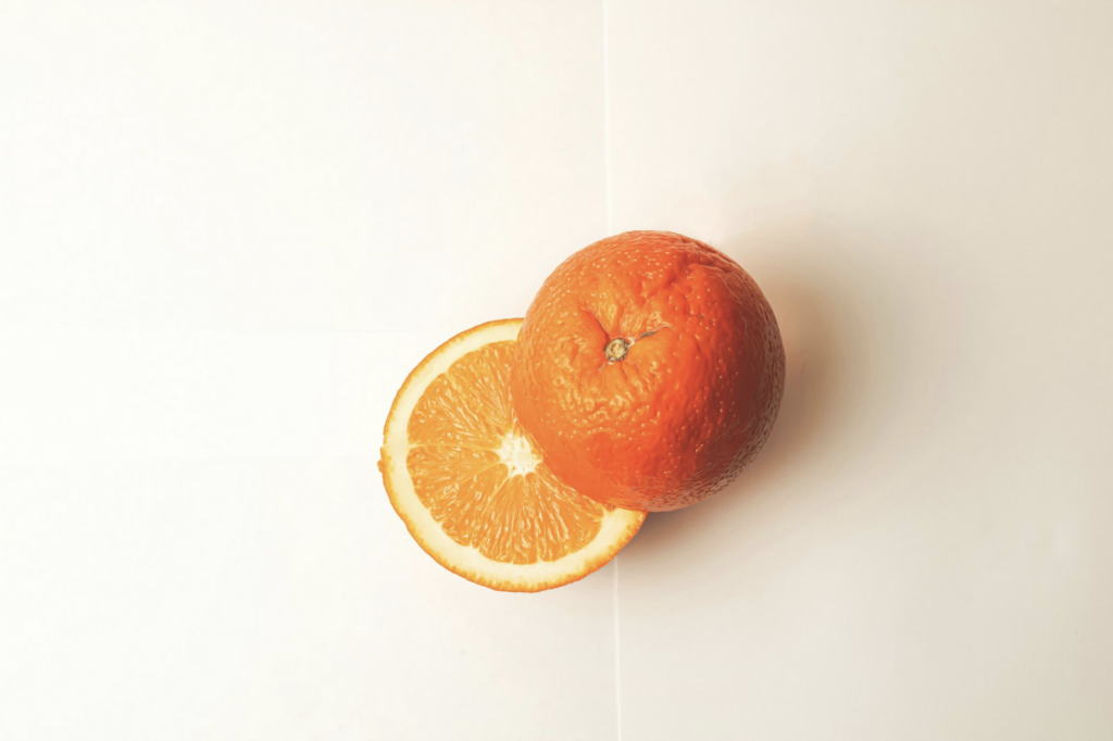 orange coupé en deux pour favoriser le déficit calorique