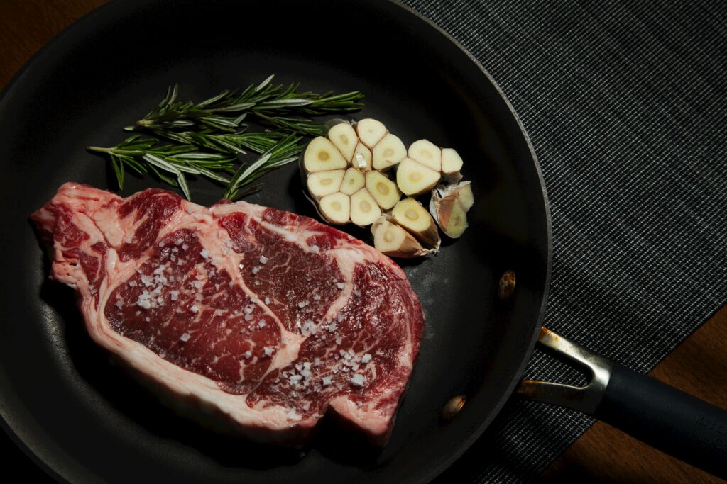 steak riche en protéine dans une poele